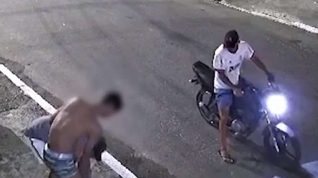 Jovem é assaltado e fica de cueca em rua de Nilópolis (RJ)