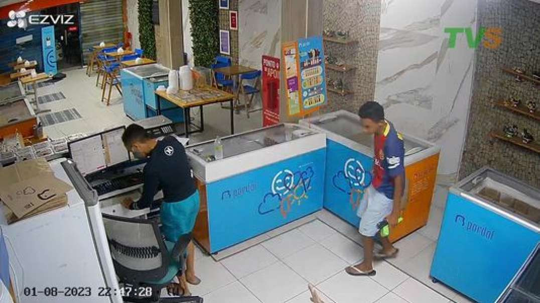 Veja que absurdo, trio  assalta  sorveteria na Av. Bezerra de Menezes, em Fortaleza (CE)