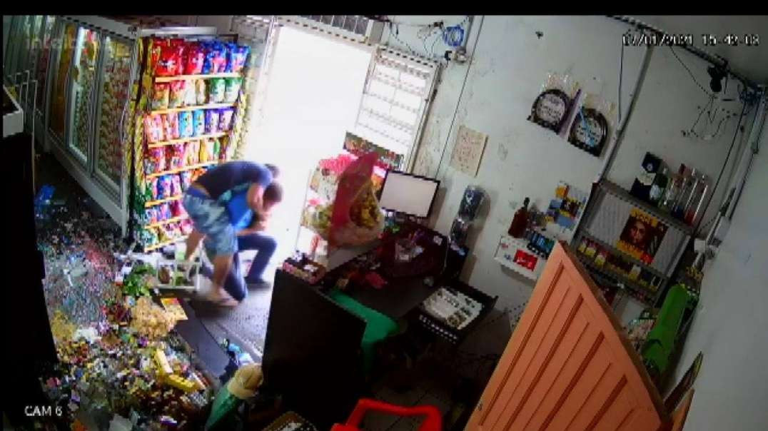 Câmeras flagram bandido atirando em comerciante, que reagiu a assalto em Cascavel