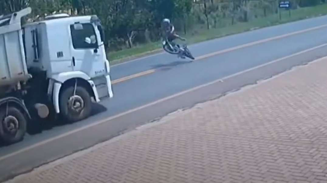 Motociclista que empinava moto bate de frente com caminhão na GO-010