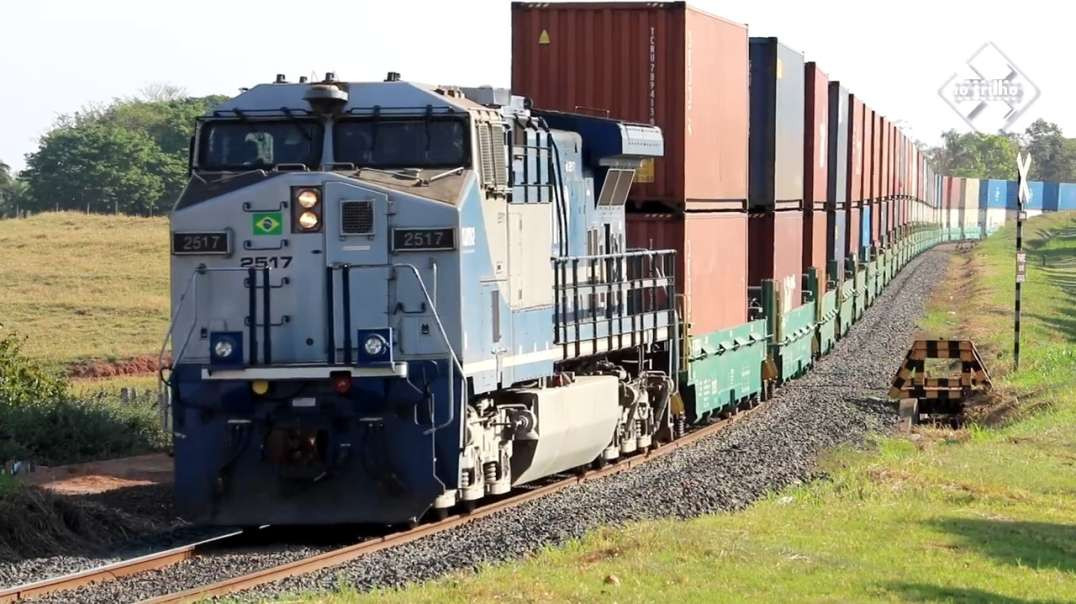 Trem retornando do Mato Grosso carregado de contêineres