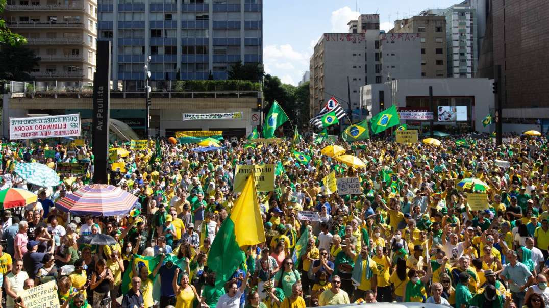 Uma multidão na Av. Paulista nesta tarde de domingo na manifestação pacífica.