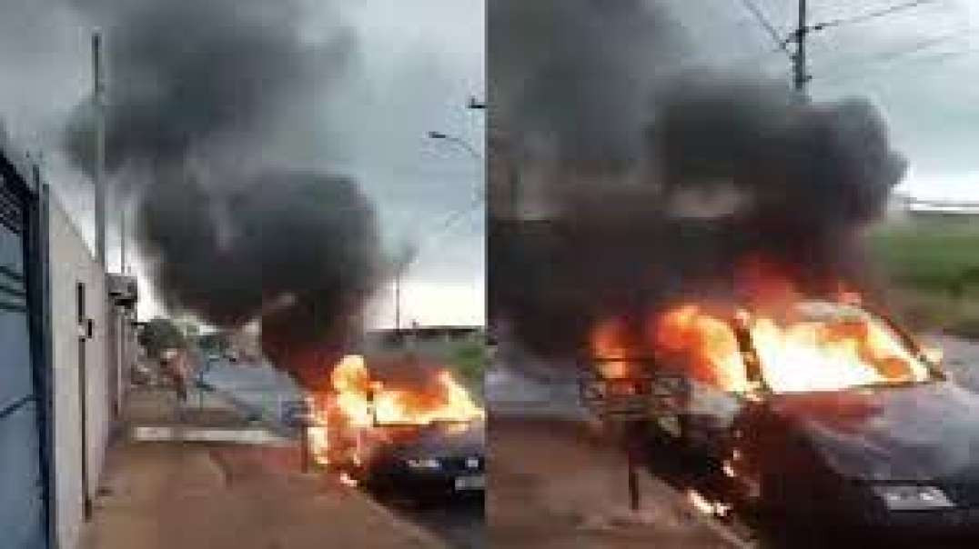 Homem queima carro de genro e é agredido após filha descobrir caso entre os dois