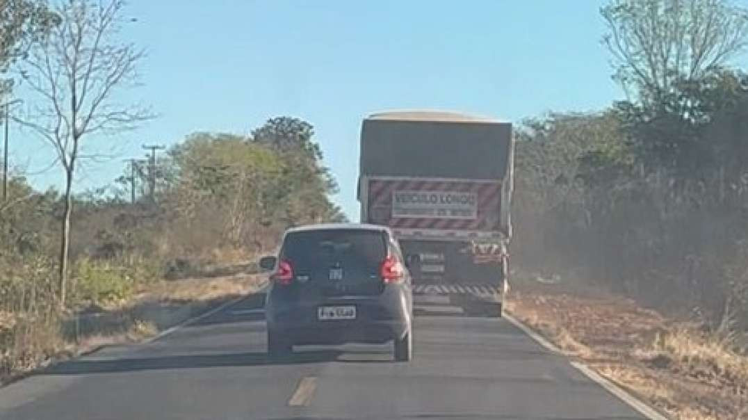 Olha só o que acontece nas estradas, será se o caminhoneiro estava ajudando ou atrapalhando