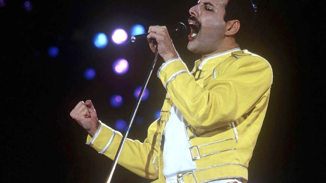 O último show de Freddie Mercury , Freddie Mercury sofria sobre o palco.
