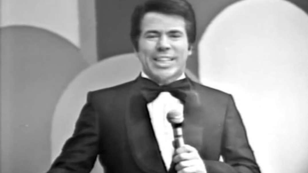 Em 1976, ainda na TV Globo, Silvio Santos apresentava o Troféu