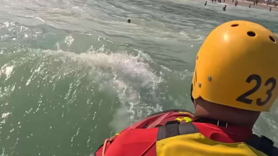 VEJA: Salva-vidas registra resgate de jovem que estava se afogando no mar da Praia de Copacabana