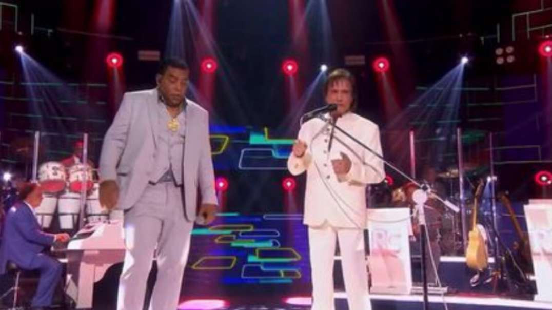 Roberto Carlos e Raça negra cantando juntos no especial de fim de ano na globo