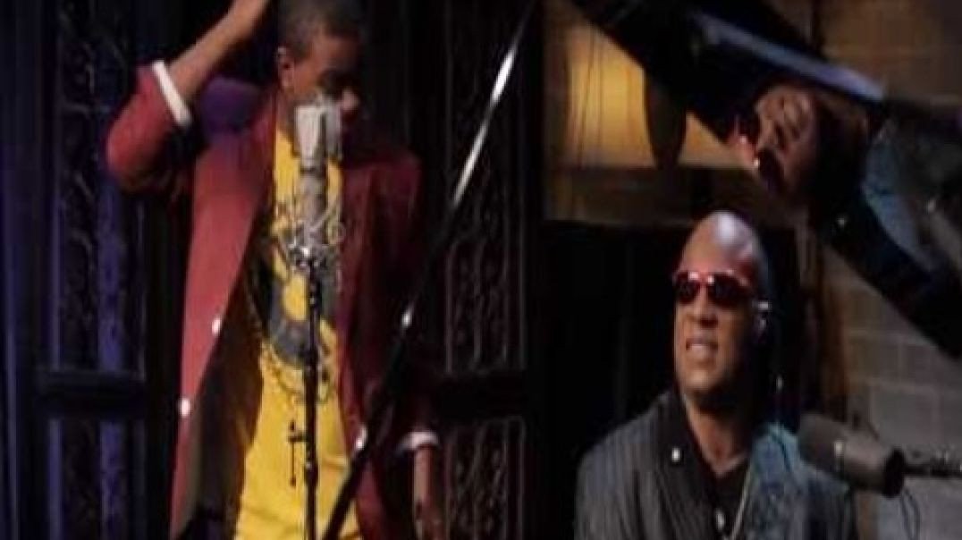 ⁣Garoto canta música de Stevie Wonder. Derrepente, Stevie chega e ambos cantam juntos