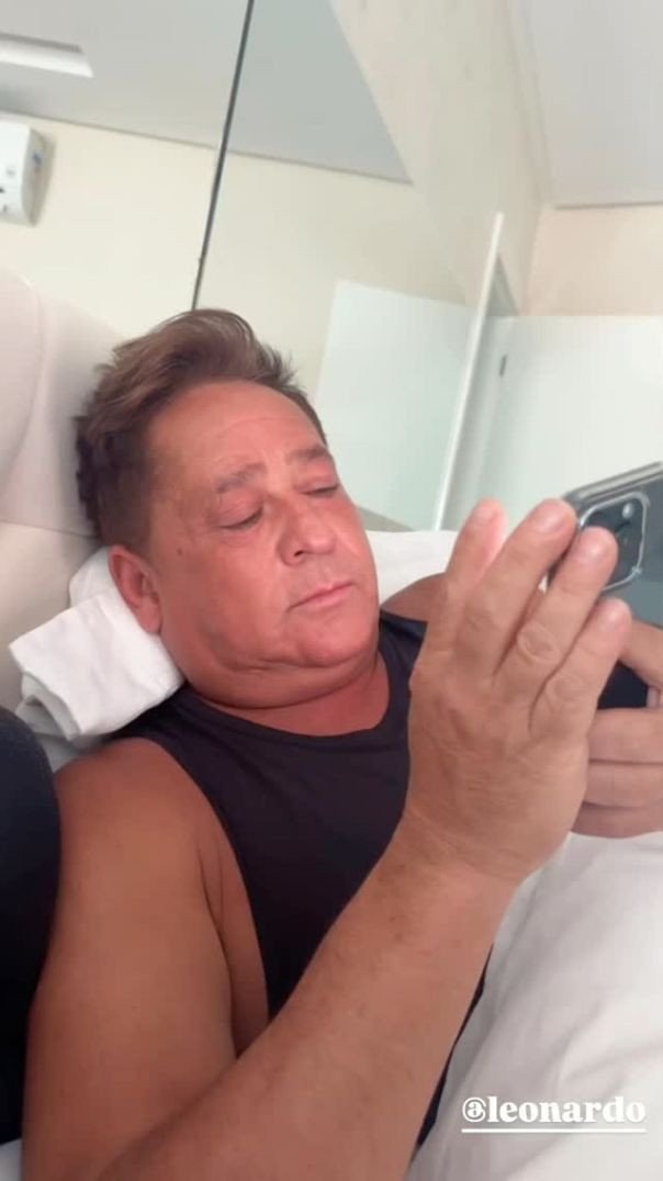 Leonardo Escondendo O Celular Para Mulher Não Ver As Mensagens