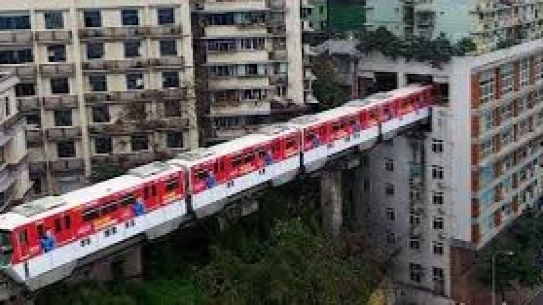 ⁣Trem passa DENTRO DE PRÉDIO na China_ que lugar é esse