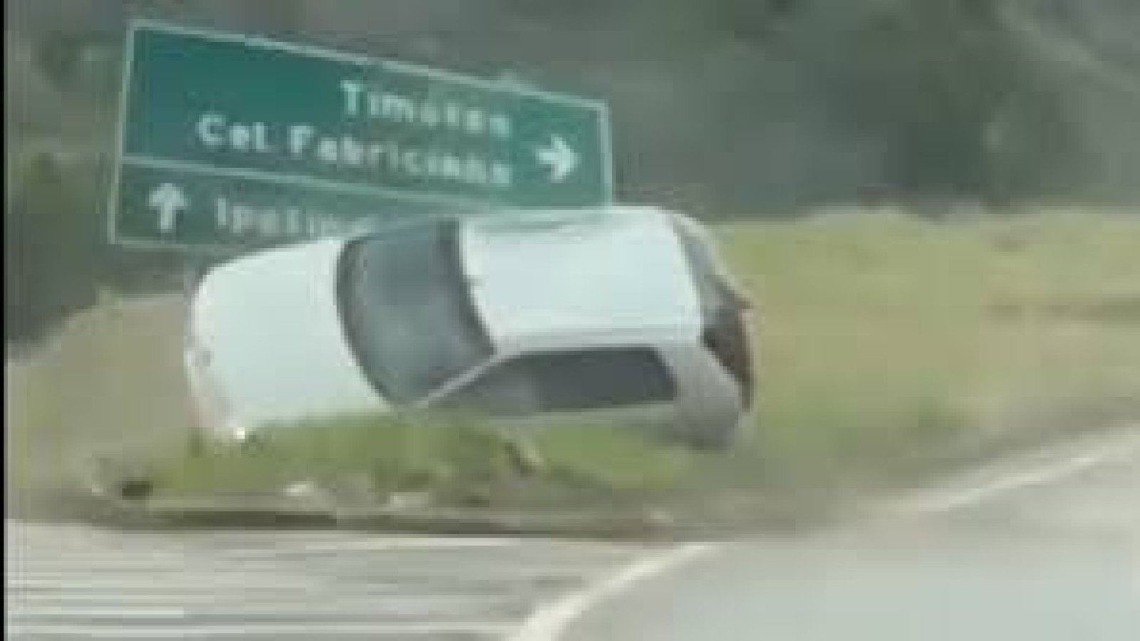 Vídeo mostra carro capotando na chegada de Ipatinga