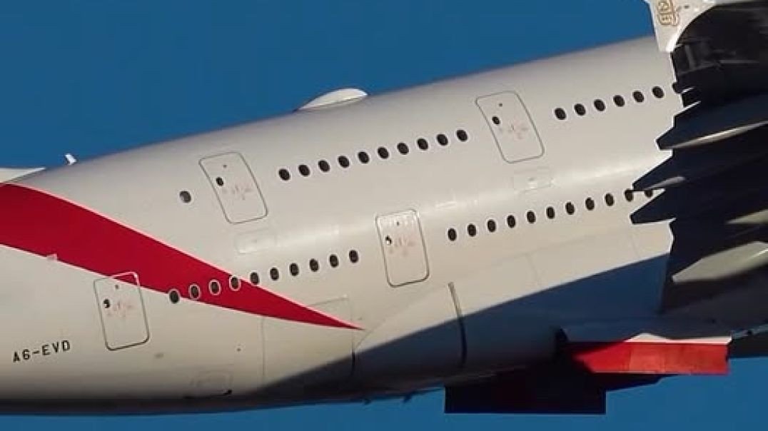 ⁣Decolagem do Airbus A380 da Emirates no aeroporto de Sydney 🇦🇺✈️