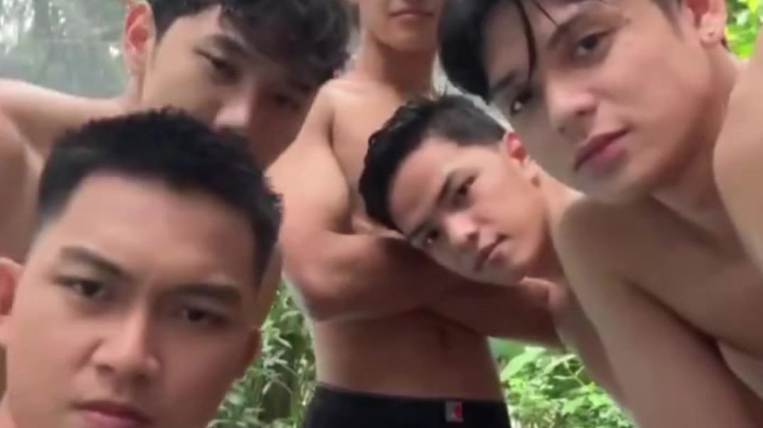 ⁣Amigos Gravando vídeo para  tiktok