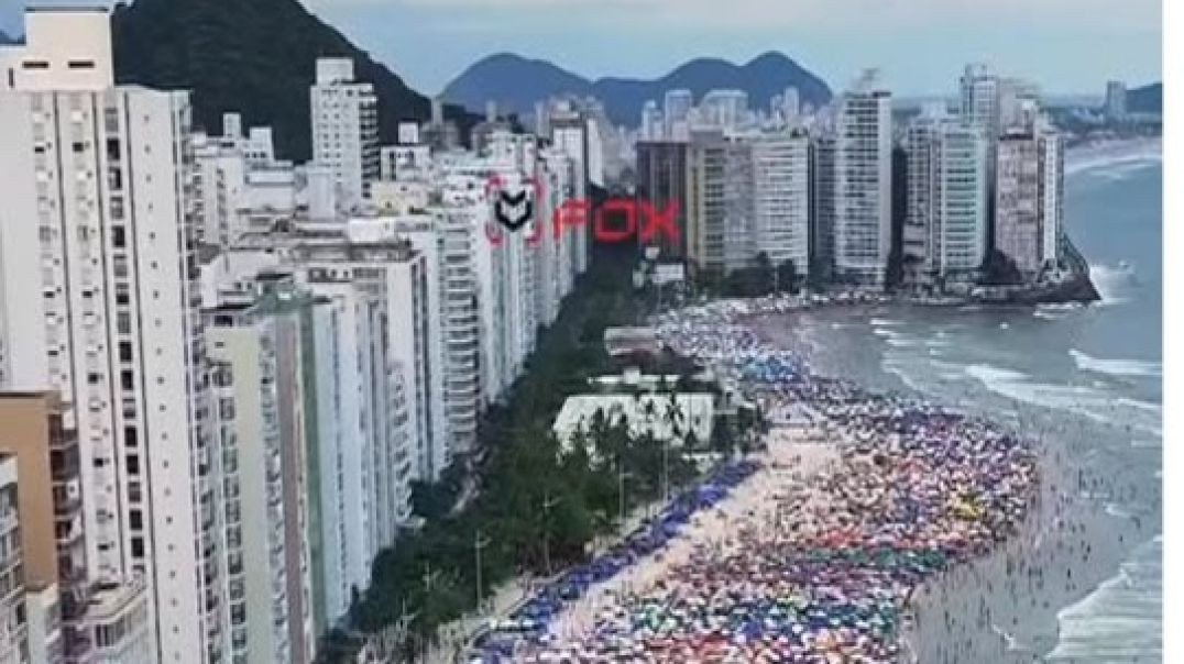 ⁣Mais um final de semana de Praias lotada no Guarujá-SP 🏖🌊