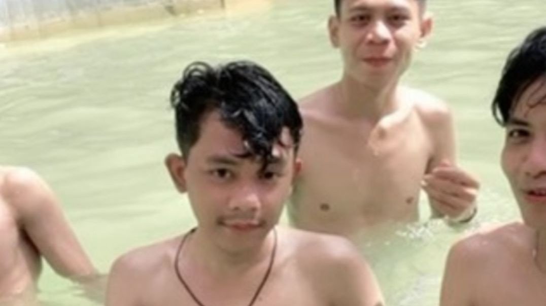 ⁣Na piscina com os amigos!