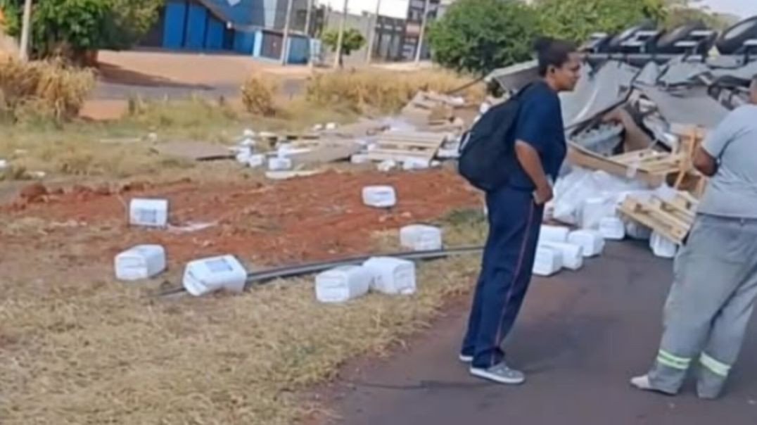 Um caminhão tombou na rodovia Washington Luís, no trecho entre Rio Preto e Mirassol