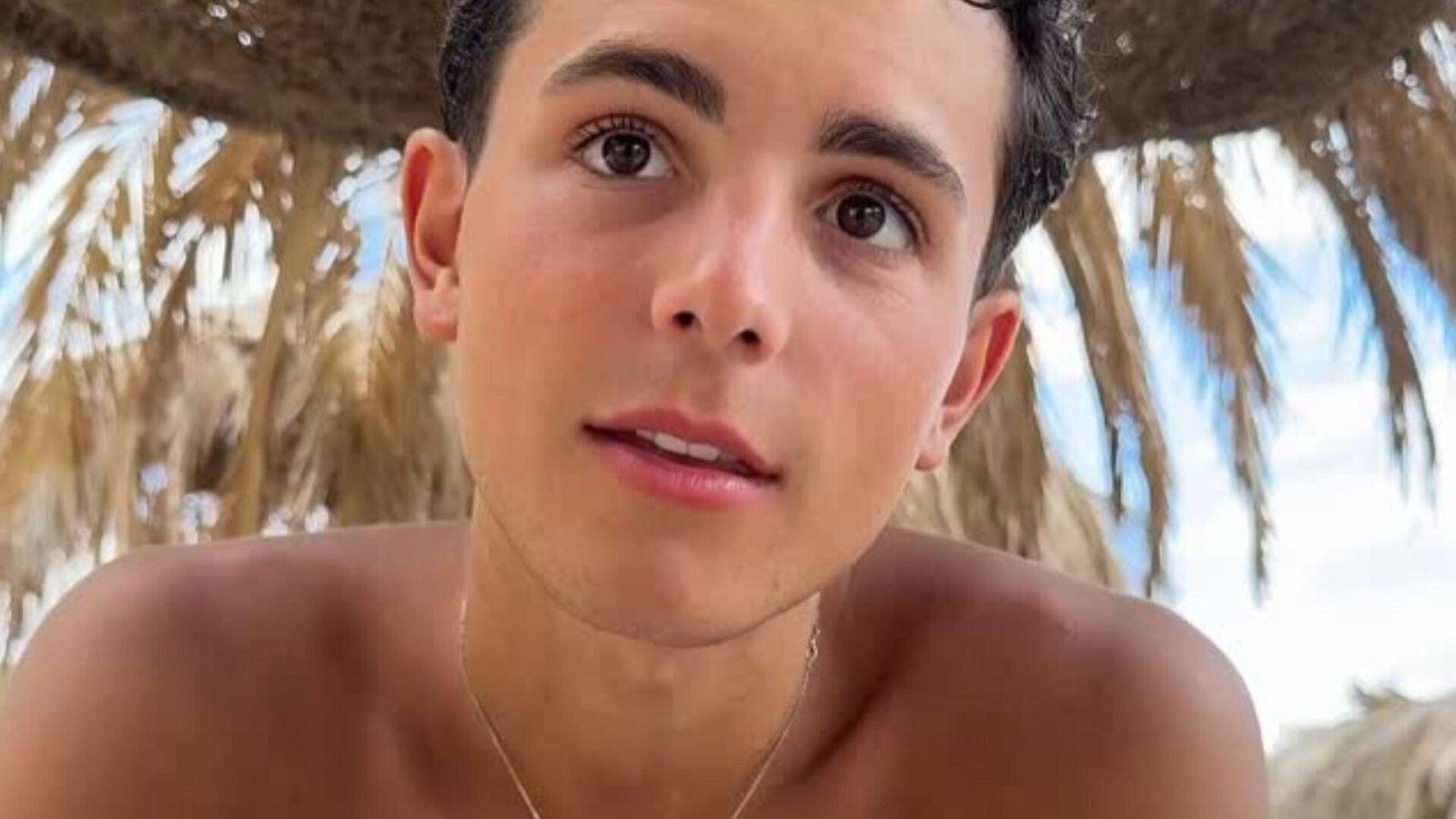 ⁣Giovanni gravando vídeo para Tiktok