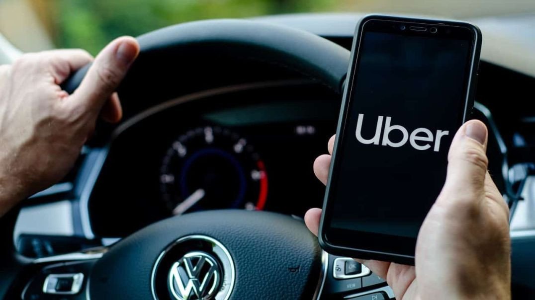 ⁣Um motorista por aplicativo cobrou R$ 150 pela devolução de um celular esquecido