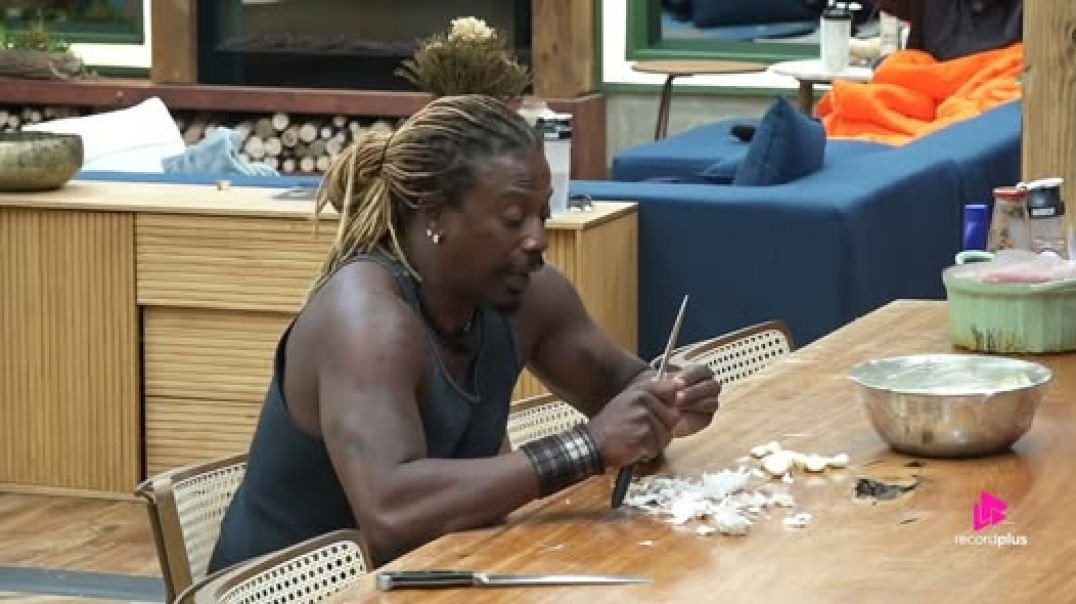 ⁣Creo e Ray tiveram uma discussão intensa na cozinha na manhã