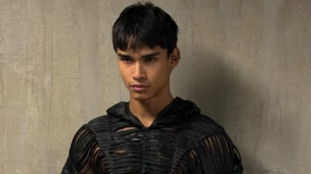 ⁣Santiago! Gravando vídeo para Tiktok