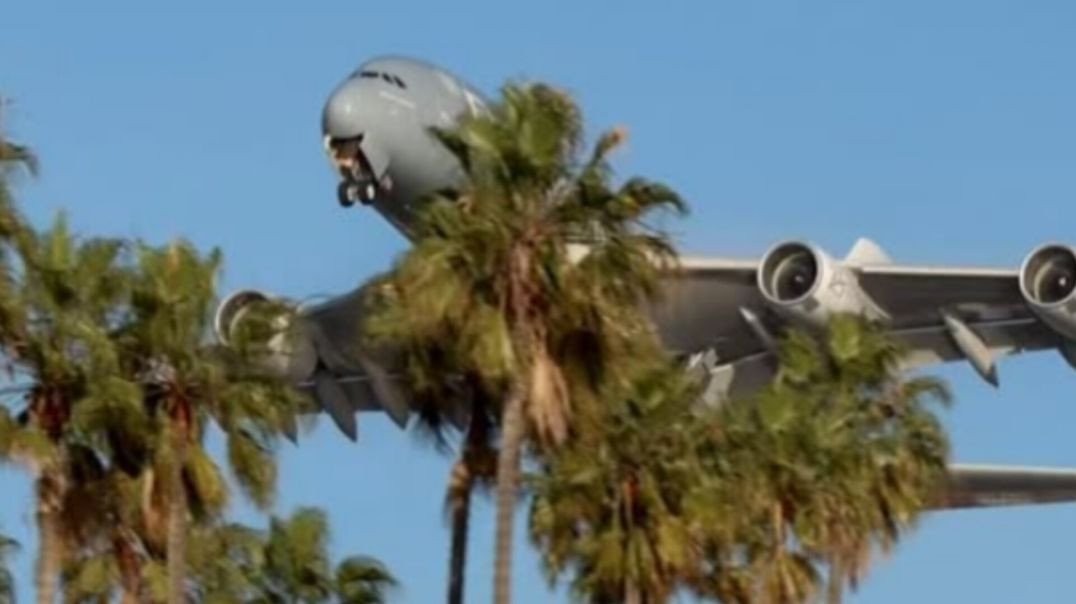 Um Airbus A380 da Emirates (com a pintura comemorativa do 25º aniversário do Skywards