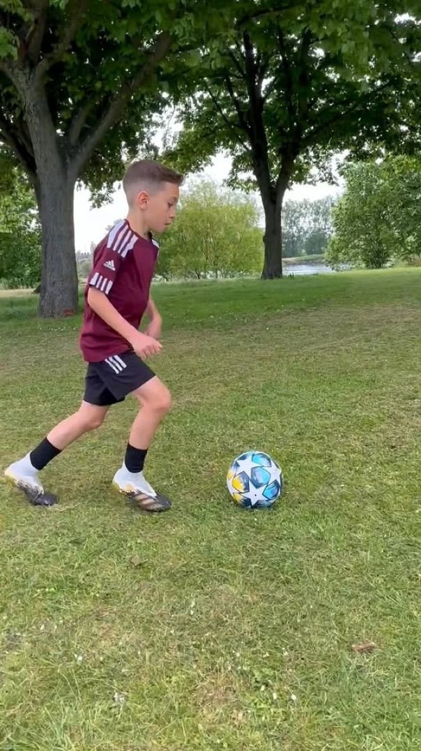 Futebol ! Moleque muito bom