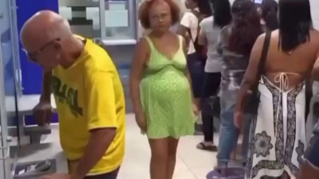 mulher usa barriga de grávida falsa para furar fila em loterica.