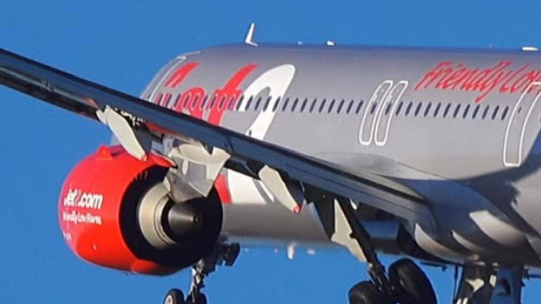 ⁣O que vocês acham da pintura do avião da Jet2? 👇❤️🩶