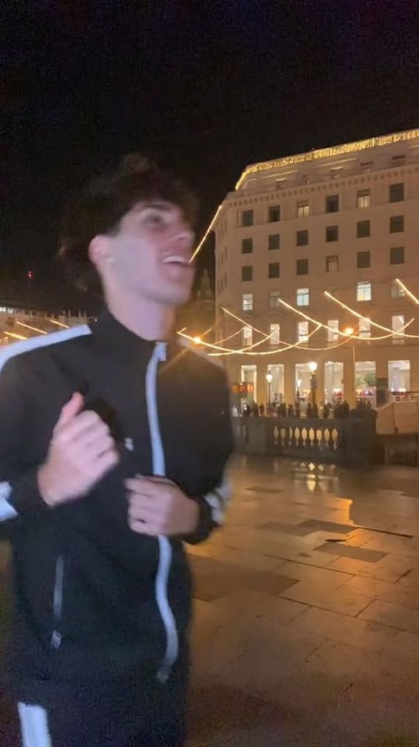 Menino magnífico, sinpático, mágico e magnífico.