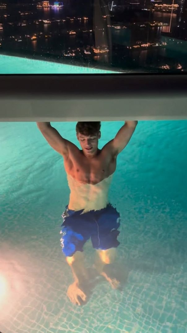 Um chute frontal na água 😮 #calistenia #chutefrontal #menino