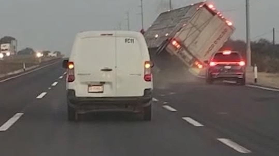 Caminhão Capota Após Impedir Carros de Passarem