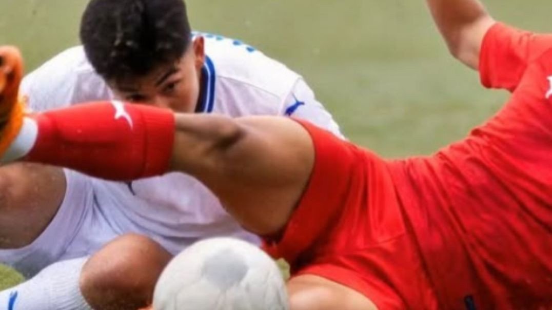 O que você está fazendo, homem de camisa vermelha? #futebol #lutador