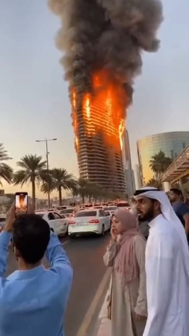 A imagem que você forneceu é de um vídeo gerado por IA intitulado "Inferno Urbano Provoca Evacu