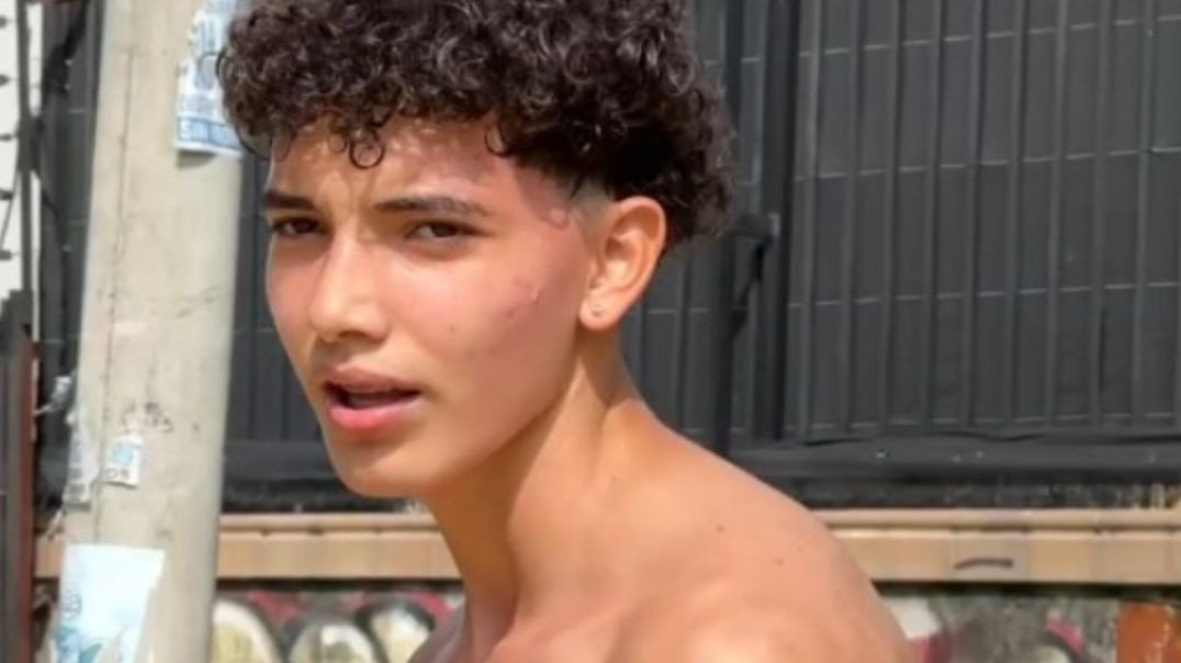 “El ejercicio cocodrilo fortalece todo o corpo, ativa o core, melhora a mobilidade e o controle, e t