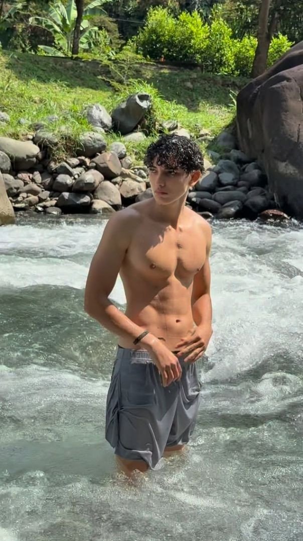 No rio, me ergui com uma postura firme, sentindo cada músculo se ativar, lembrando-me de que meu pod