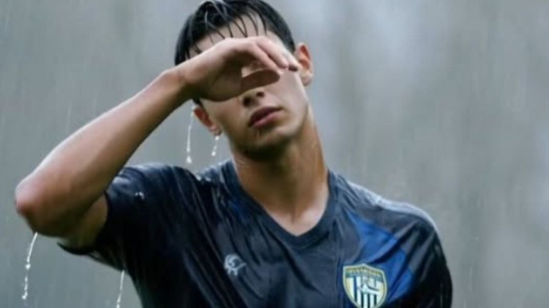 ⁣Homem bonito na chuva #futebol #jogador