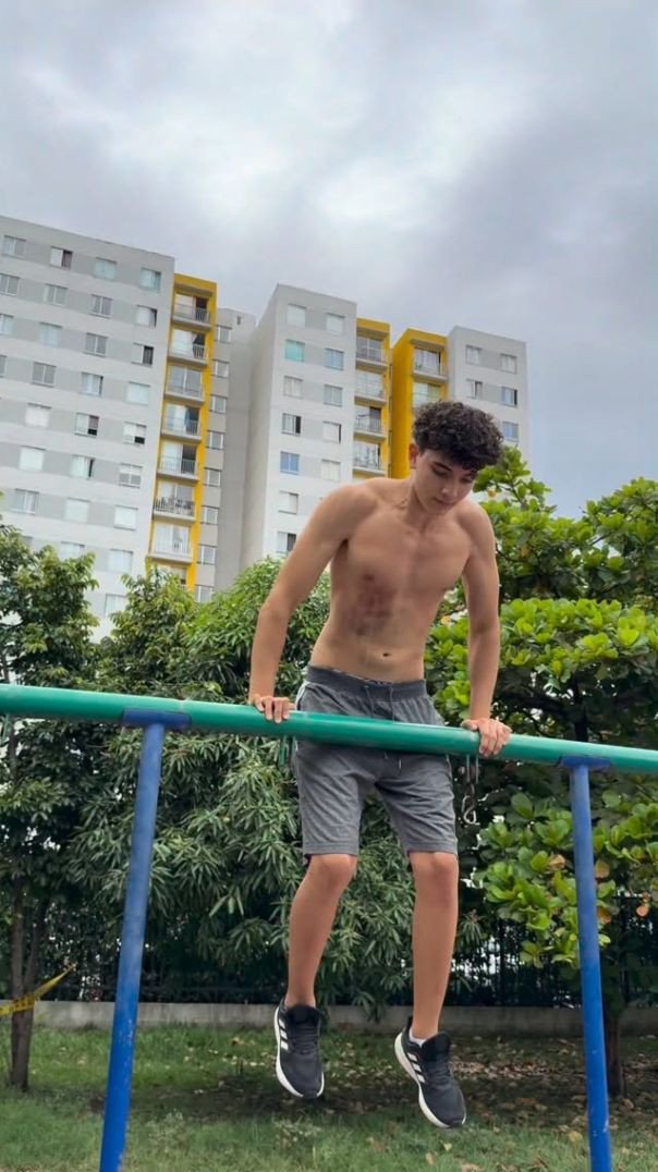 Quem aprende a controlar seu corpo, aprende a superar seus limites.” 🔥#academia #fitness #modelo