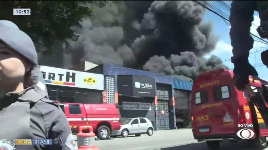 ⁣O Corpo de Bombeiros luta para combater um incêndio em uma loja de tintas em Santo andré