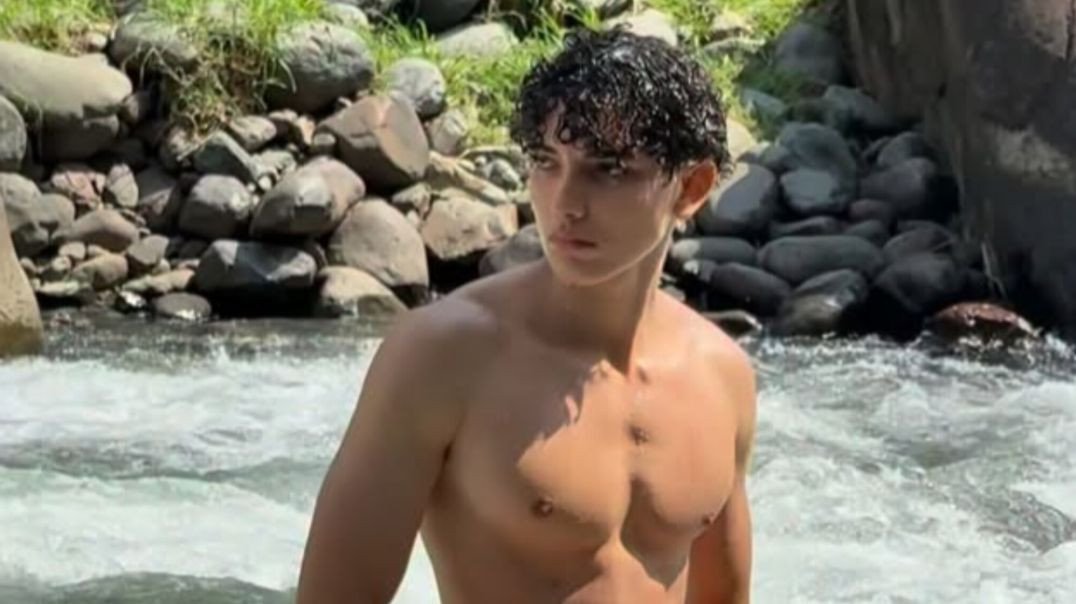 No rio, me ergui com uma postura firme, sentindo cada músculo se ativar