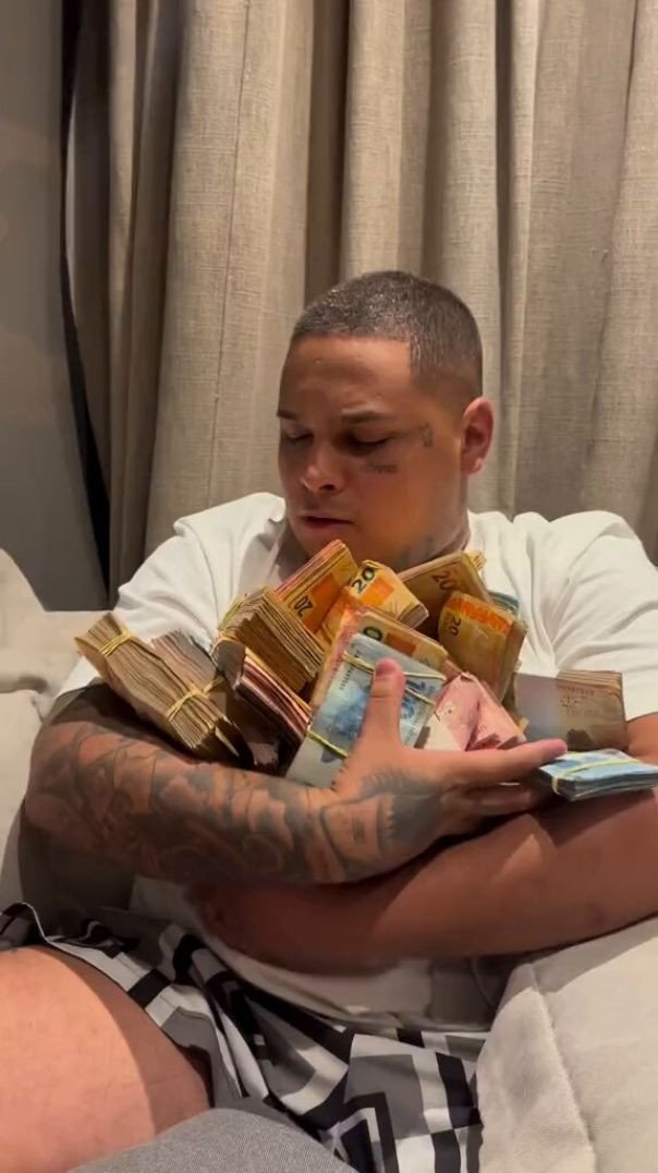 Praticamente ninguém mais anda com dinheiro em espécie em 2026 e esses caras tavam toda hora ostenta