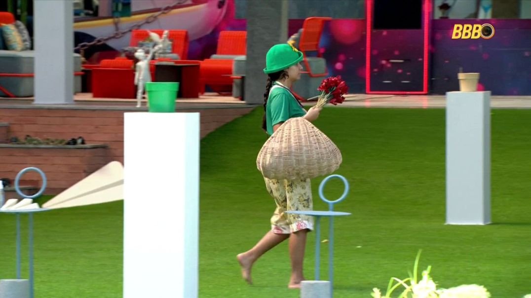 ⁣Gabriela oferece flores para Juliano: "Quer comprar?"