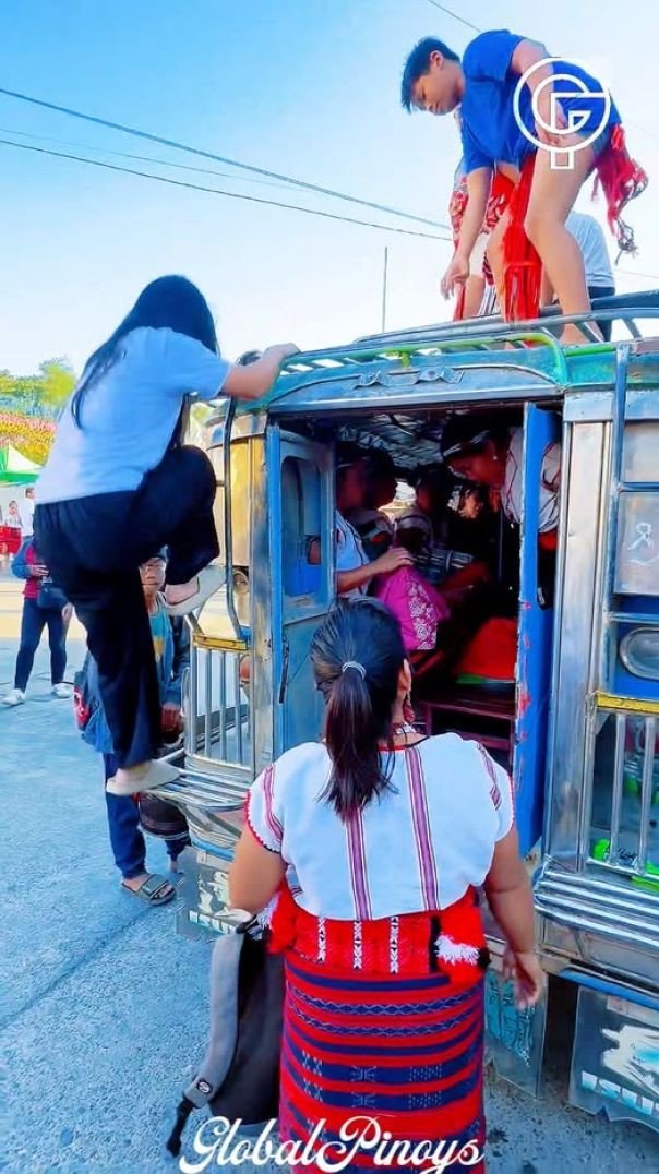Chegando com propósito ao Festival Rambakan, de jeepneys a motocicletas, Os participantes levam a cu