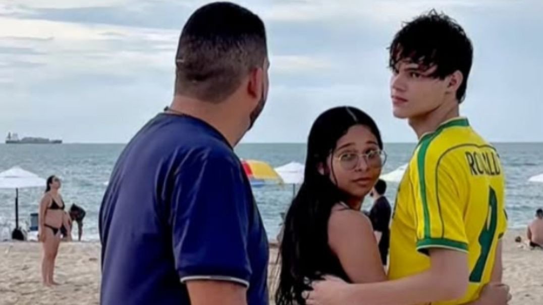 Parece que o cara gostou  ! ele largou  até a mão da namorada! kkkk