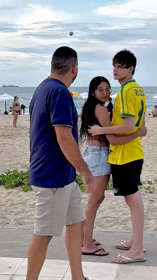 Parece que o cara gostou ! ele largou  até a mão da namorada! kkkk