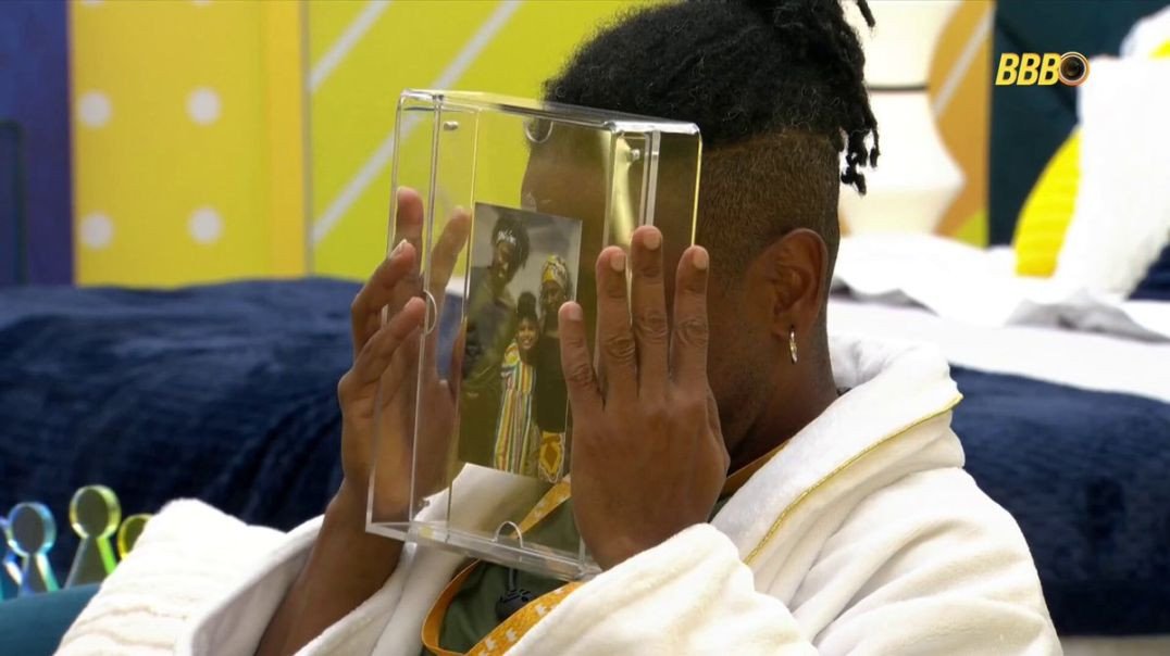 No Quarto do Líder, Leandro se emociona ao ver a foto da filha: "Papai está no TOP 4!