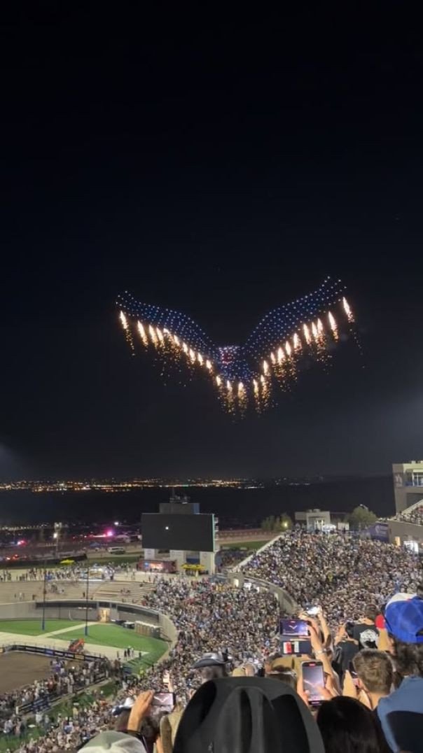 Esse tipo de espetáculo é muito mais divertido e criativo do que os fogos de artifício tradicionais 