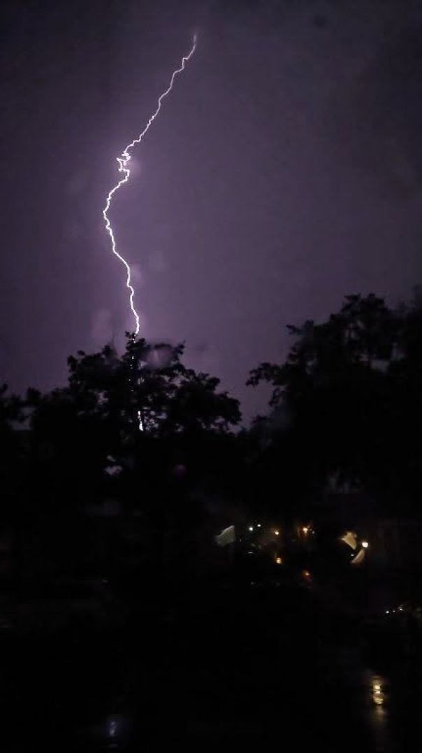 A Mãe Natureza está fazendo seu próprio show de fogos de artifício hoje à noite!