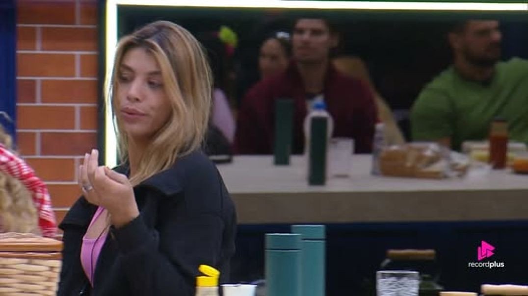 Fran e Murilo discutem por louça suja.